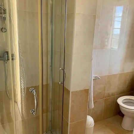 Qronfli Guest house